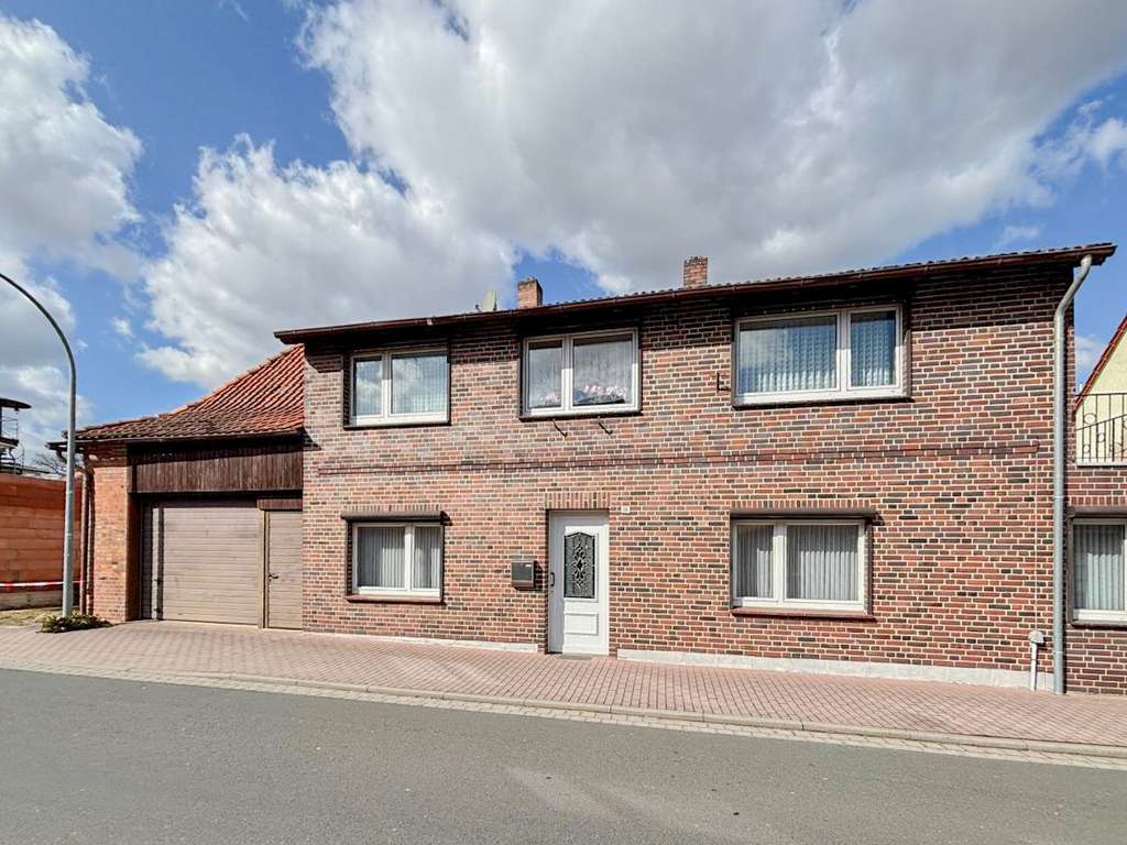 Immobilie in Brome - Charmantes Einfamilienhaus mit großem Nebengebäude, Garten und zwei Garagen im Landkreis Gifhorn - Bild 0