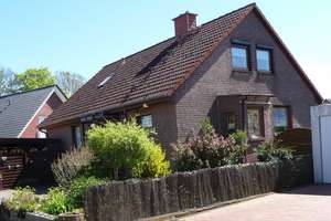 Gepflegtes Wohnhaus mit 2 WE, Vollkeller in ruhiger Feldrandlage in Vechelde, OT Sonnenberg – Die vollständige Adresse der Immobilie erhältst du vom Anbieter., 38159 Vechelde – Vorschaubild 1