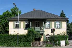 Stadtvilla in Innenstadtlage mit 7 Stellplätzen, Garten, Nebengebäude – Frühlingstraße 5, 83022 Rosenheim – Vorschaubild 1