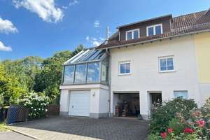 Gepflegtes Doppelhaus mit lichtdurchflutetem Wohnbereich und modernisiertem Wohnkomfort! – 9599 Freiberg – Vorschaubild 1