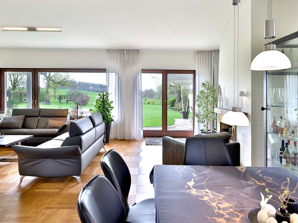 Lichtdurchfluteter Wohn- /E...