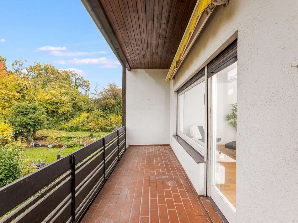 großer Balkon zum Garten