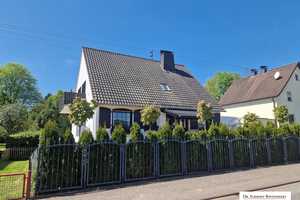 Stilvolles Einfamilienhaus mit tollem, großen Gartengrundstück und geräumiger Garage! – Altenkirchen (Westerwald) (Kreis) – Vorschaubild 1