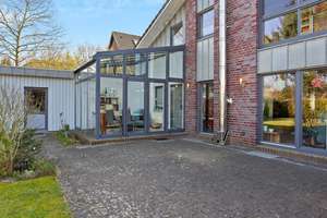 Architektonisches Wohnerlebnis mit Einliegerwohnung – Zentral & ruhig in Neumünster-Faldera – Die vollständige Adresse der Immobilie erhältst du vom Anbieter., 24537 Faldera, Neumünster – Vorschaubild 24