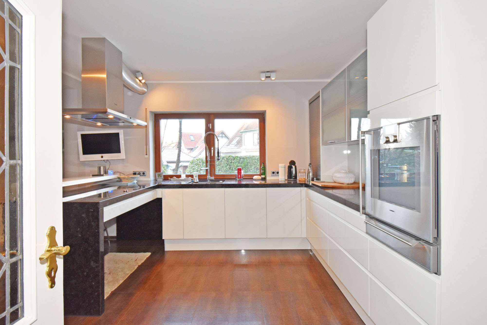 Immobilie in Aumühle - Naturnahes Raumwunder mit vielen Optionen:  Gepflegtes EFH mit Teilkeller und Doppelgarage - Bild 9