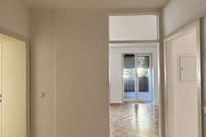 charmante 3,5-Zimmer-Erdgeschosswohnung mit Balkon in zentraler Lage von Essen zu vermieten – Pettenkoferstraße 41, 45147 Holsterhausen, Essen – Vorschaubild 3