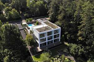 Spektakuläre Luxus-Villa mit parkartigem Garten, Outdoor-Pool und Blick ins Grüne