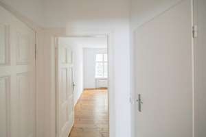 Bezugsfreie u. schöne 34 qm-Whg im 3. OG  Manteuffelstr. / Höhe Paul-Lincke-Ufer – Manteuffelstrasse 64, 10999 Kreuzberg, Berlin – Vorschaubild 1
