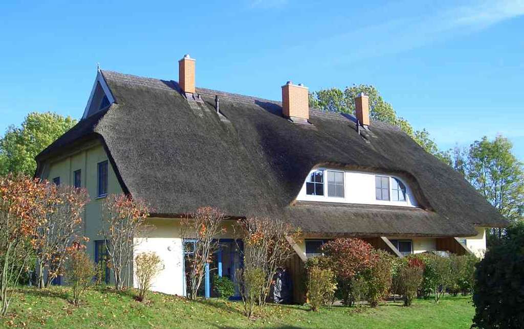 Immobilie in Poseritz - Reetdach Reihenhaus 3 SZ, 2 Bäder, möbliert, 3 Ebenen idyllische Lage Rügen, Kamin, Wallbox - Bild 0