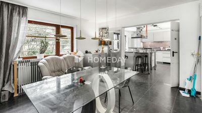 Traumhaftes Mehrfamilienhaus mit großzügigem Garten, luxuriösem Badezimmer und Wintergarten
