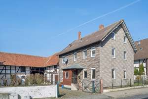 Historisches Zuhause mit Charakter: Großzügiges Haus von 1892 mit Scheunen und Gartenidylle