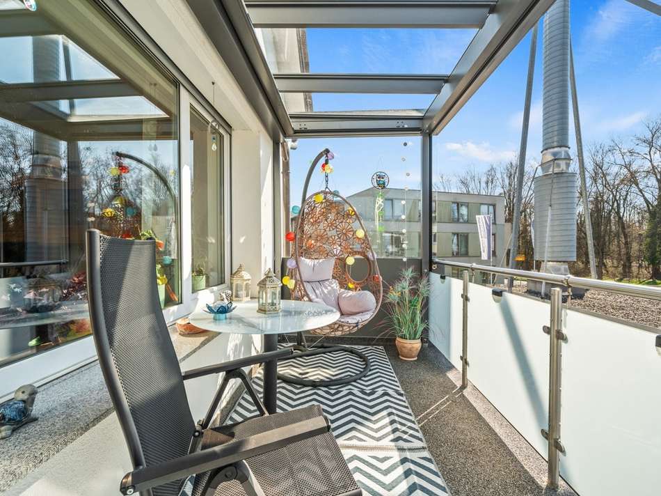 Balkon mit neuwertiger Glasüb