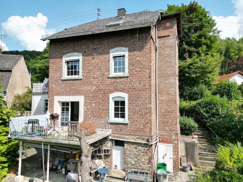 Immobilie in Kirchen (Sieg) - Einfamilienhaus mit Einliegerwohnung, Doppelgarage und Wintergarten mit großem Garten - Bild 1