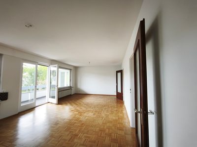 ruhige helle kopfortable Wohnung 1. Etage großer Balkon