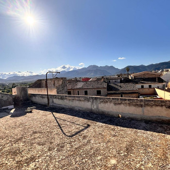 Charmantes mallorquinisches Dorfhaus mit über 250 m² bebauter Fläche und einem großen Garten im Zent
