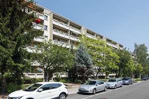 Wir sanieren für Sie: 4-Zimmerwohnung mit Balkon in oberster Etage und tollem Ausblick! – Senftenberger Str. 54, 1239 Prohlis-Süd, Dresden – Vorschaubild 1