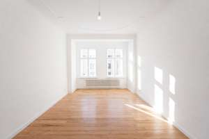 Altbau-Charme mit Westbalkon – renovierte 2-Zimmer-Wohnung, sofort bezugsfrei (WE29)