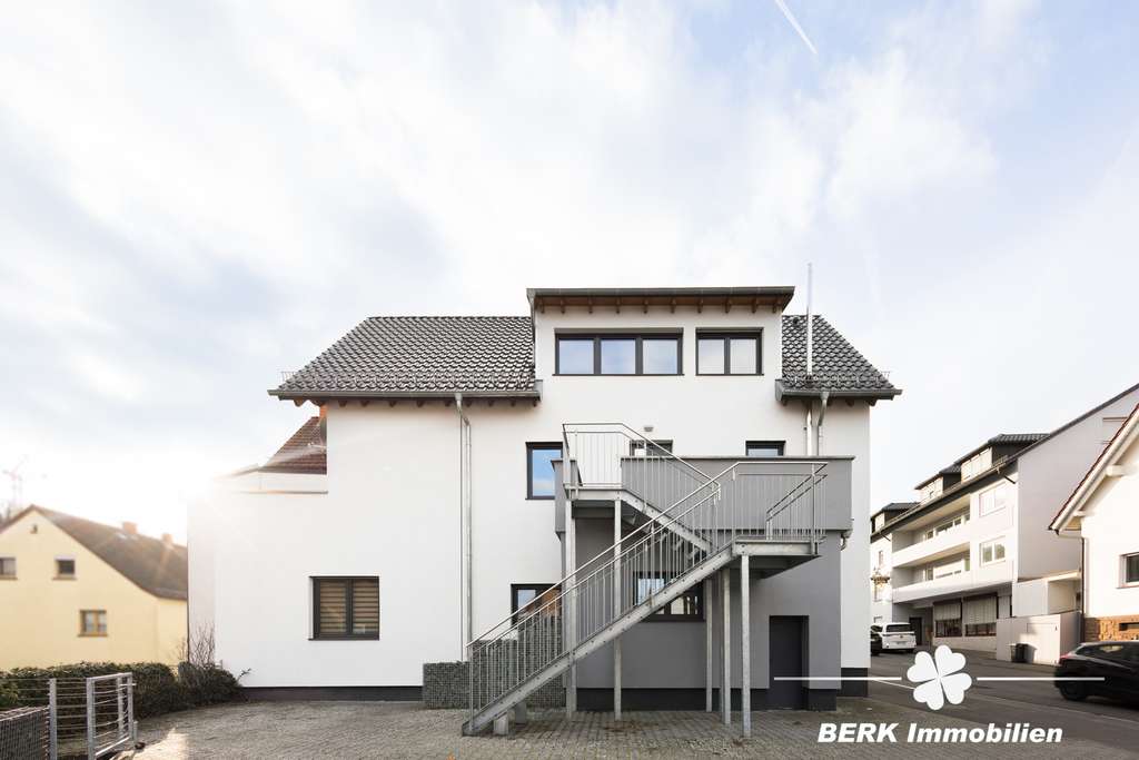 Immobilie in Haibach - BERK Immobilien - modern saniertes ZFH in zentraler Lage von Haibach mit traumhafter Maisonette-Wohn - Bild 0