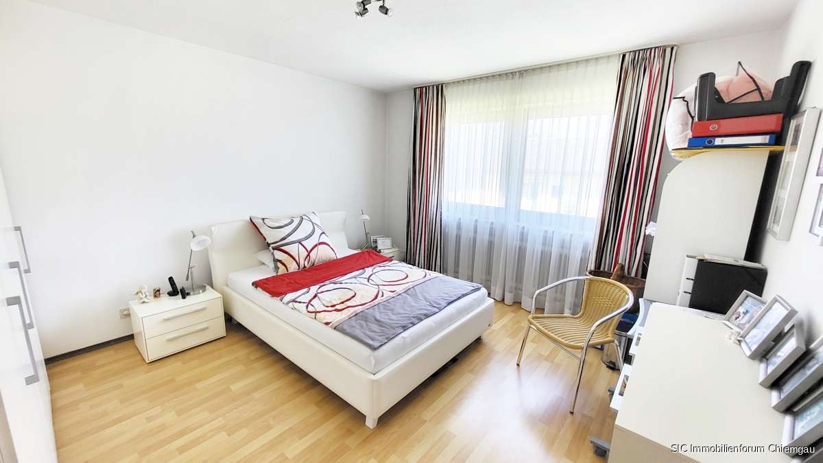 Immobilie in Traunstein - Attraktive 2-Zi.-Wohnung mit Südbalkon in Traunstein 
Nähe Wartberghöhe 
Perfekt als Kapitalanlage - Bild 1