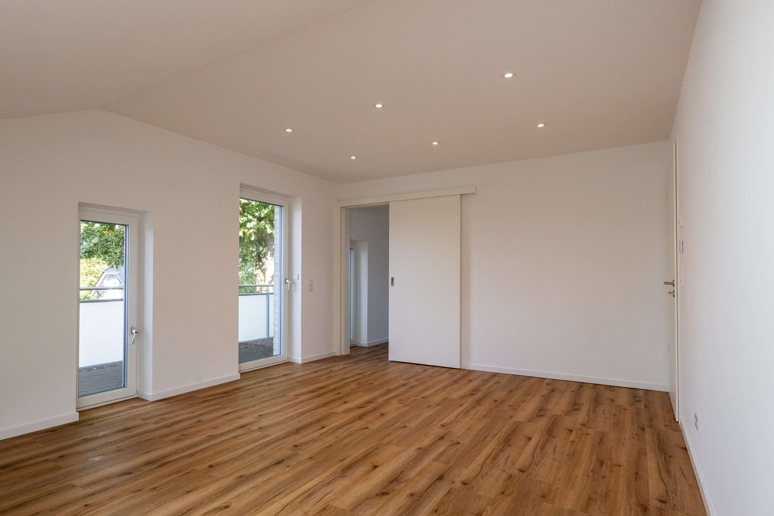 Immobilie in Friedrichstadt - Exklusive KfW-55 Dachgeschoss-ETW in bevorzugter Wohnlage mit 2 Balkonen und Stellplatz - Bild 7