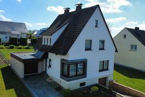 Einfamilienhaus mit zwei Garagen in Marienmünster-Vörden