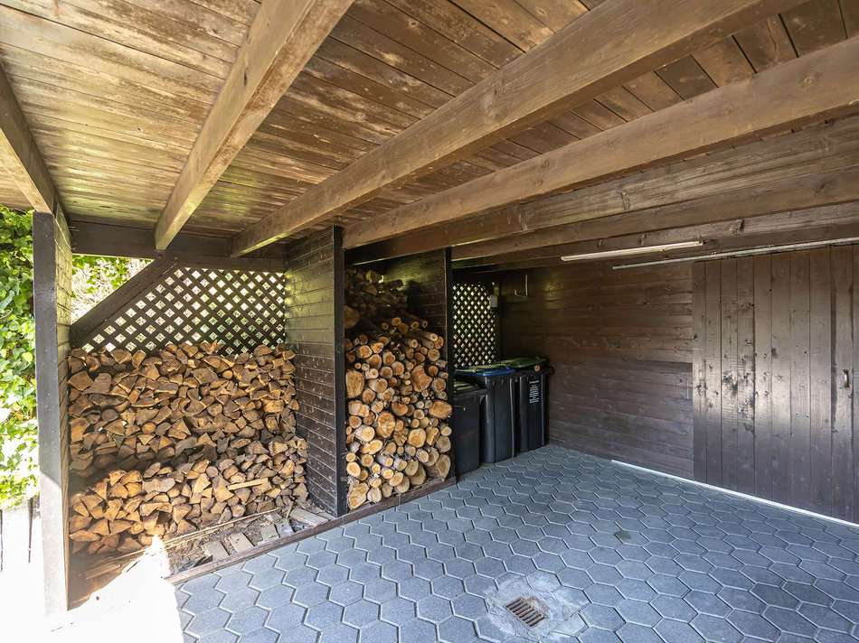 Holzlager im Carport