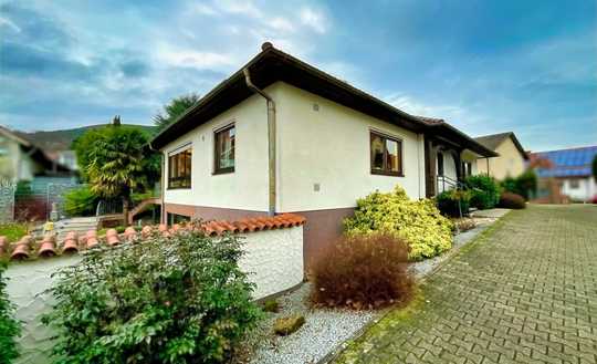 Eleganter Zweifamilien-Bungalow mit idyllischem Garten in bester Lage