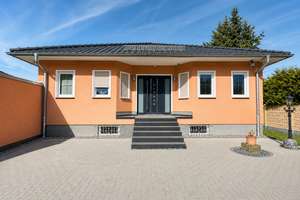 Wohnen im Grünen mit Stadtnähe – Exklusiver Bungalow in Holzhausen mit Pool und Erdwärmepumpe – 4288 Holzhausen, Leipzig – Vorschaubild 1