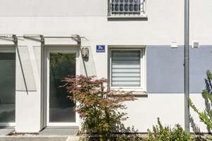„Reihenhaus-Feeling! 3-Zimmer-Maisonette mit West-Garten, Energieklasse A, Garage und Stellplatz – Stömmerstr. 9n, 85055 Nordost, Ingolstadt – Vorschaubild 2