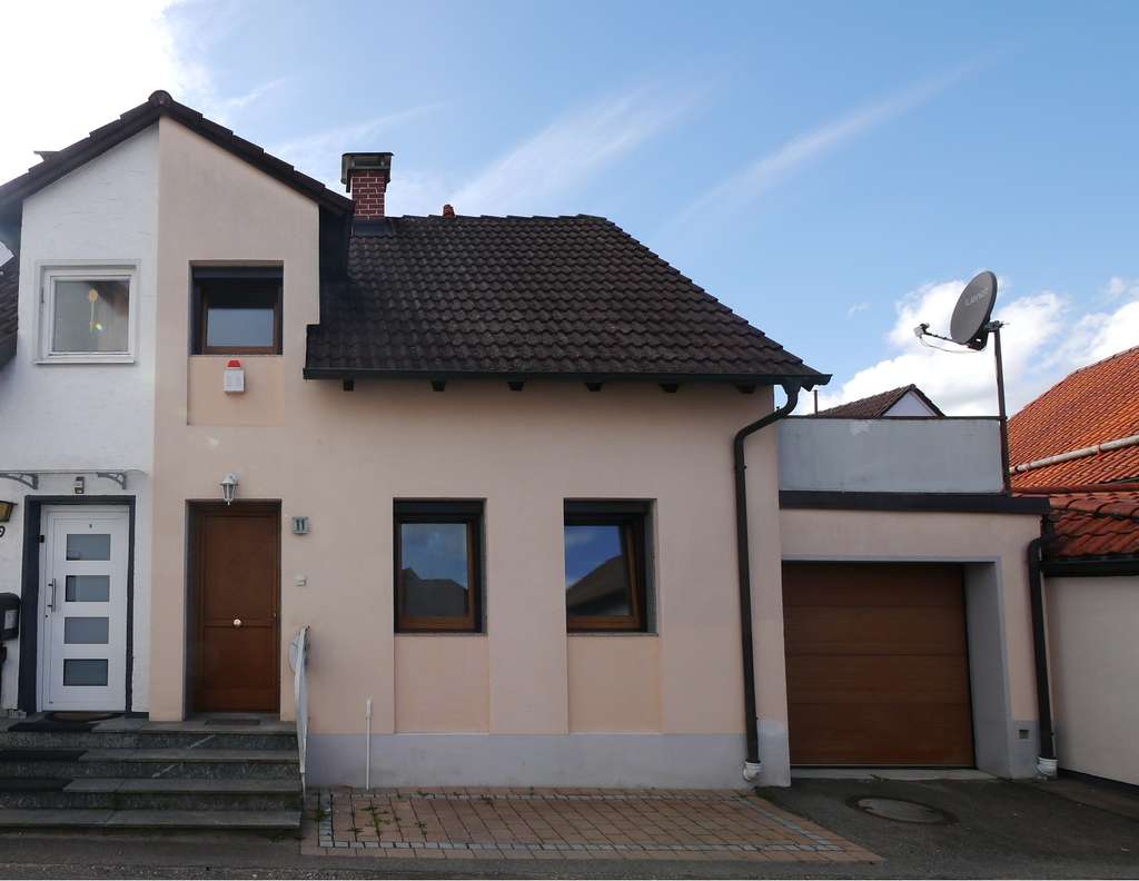 Immobilie in Ottobeuren - Stilvoll modernisierte, behagliche Doppelhaushälfte in ruhiger Innenstadtlage - Bild 0