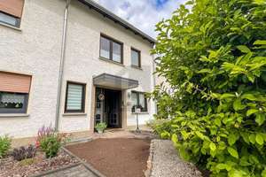 FAMILIENHAUS MIT DG-WOHNUNG & DOPPELGARAGE