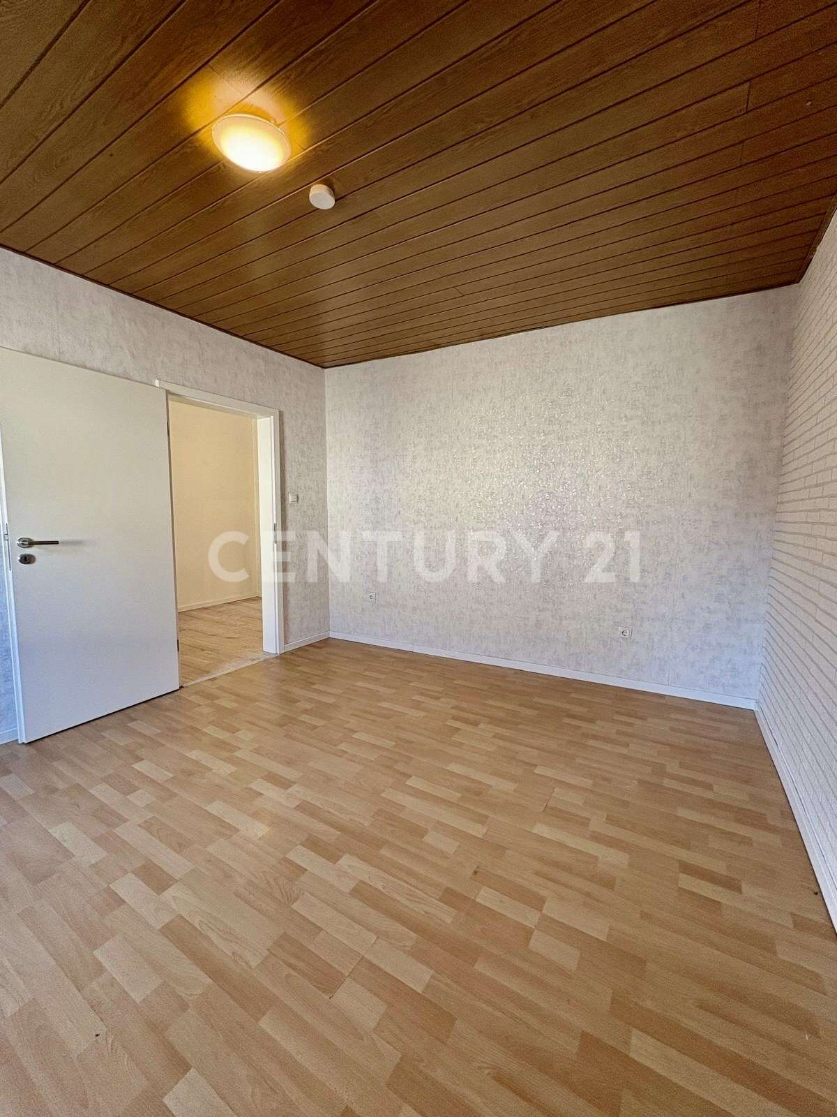 Immobilie in Schönenberg-Kübelberg - Geräumiges 1-2 Familienhaus in zentraler Lage - viel Platz für Ihre Ideen! - Bild 9