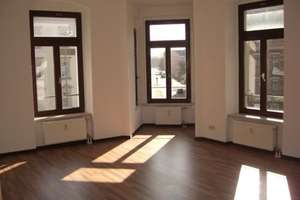 Großzügige 2-Zimmer mit Wannenbad und Laminat im Zentrum