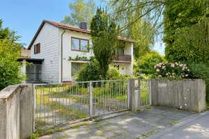Schönes 2-Familienhaus mit Renovierungsbedarf-großzügiges Eckgrundstück in gefragter Lage von Poing