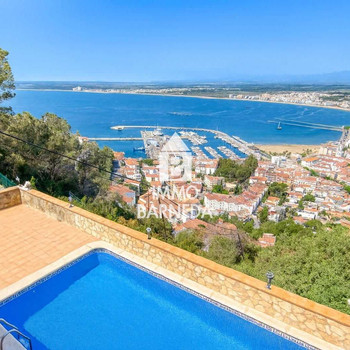 Mediterrane Villa mit atemberaubendem Ausblick und großem Grundstück