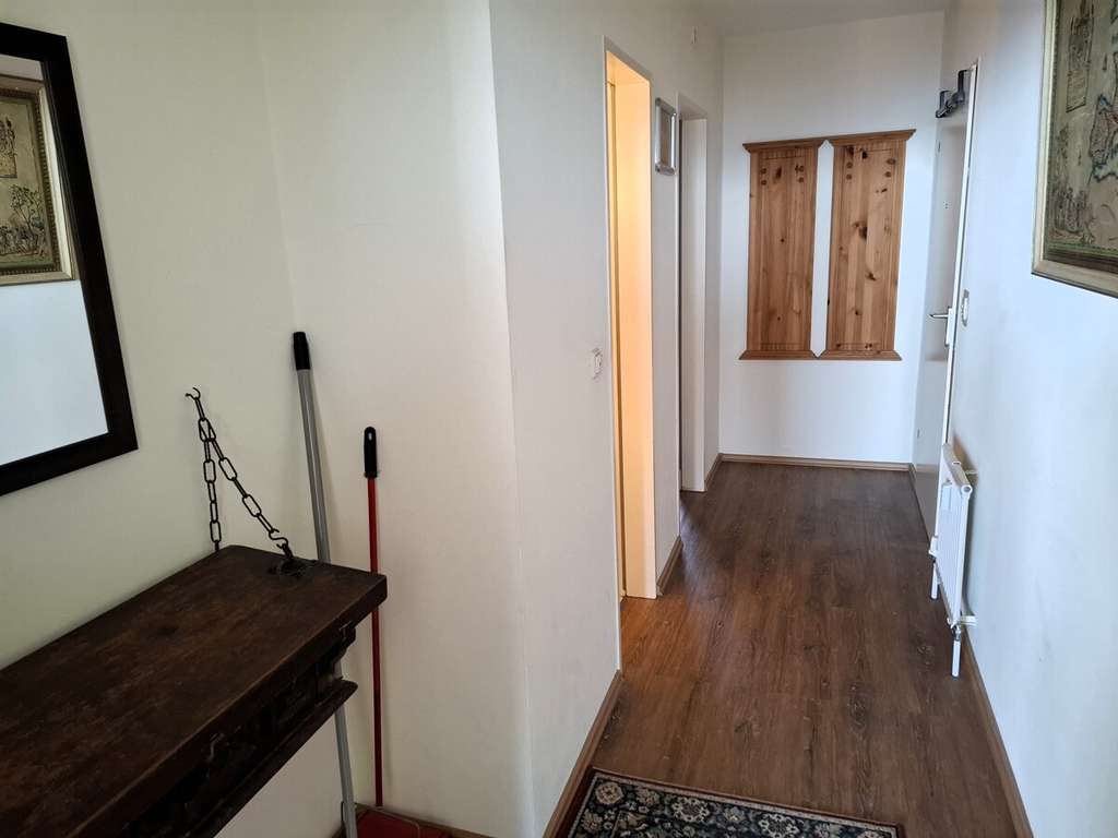 Immobilie in Freyung - Bezaubernde, möblierte 2-Zi.-Whg, mit Balkon und traumhafter Aussicht am Geyersberg - Bild 1