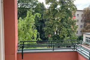 Charmante 3-Zimmer-Wohnung mit Balkon und Dielenboden in sonniger Lage des Kissingen-Viertels – Retzbacher Weg 65, 13189 Berlin – Vorschaubild 3