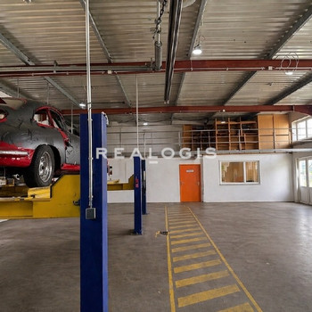 ca. 214 m² große Werkstattfläche mit Meisterbüro und Hebebühnen