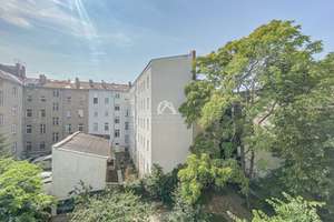 BLICK INS GRÜNE! RUHIG GELEGENE, HELLE UND KLASSISCH SCHÖNE ALTBAUWOHNUNG! PROVISIONSFREI! – Wilsnacker Straße 63, 10559 Moabit, Berlin – Vorschaubild 2