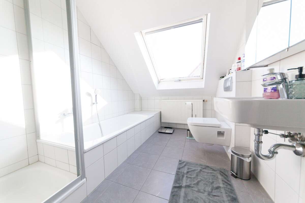 Immobilie in Schaafheim - DIETZ: Lichtdurchflutete 4,5 Zimmer-Maisonette große Dachloggia  - Galerie - Garage - Stellplatz - Bild 11