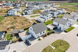 Wohntraum mit Stil und Energieeffizienz!
Neuwertiges KfW-55-Einfamilienhaus mit moderner Ausstattun – Die vollständige Adresse der Immobilie erhältst du vom Anbieter., 92421 Schwandorf – Vorschaubild 3