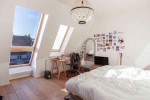 Mitten im Kiez - Geräumige Dachgeschosswohnung mit Sonnenbalkon, großem Bad & Einbauküche