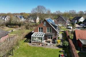 Modernes Wohnen in Molfsee mit Koppelblick und energetischer Unabhängigkeit – Die vollständige Adresse der Immobilie erhältst du vom Anbieter., 24113 Molfsee – Vorschaubild 2