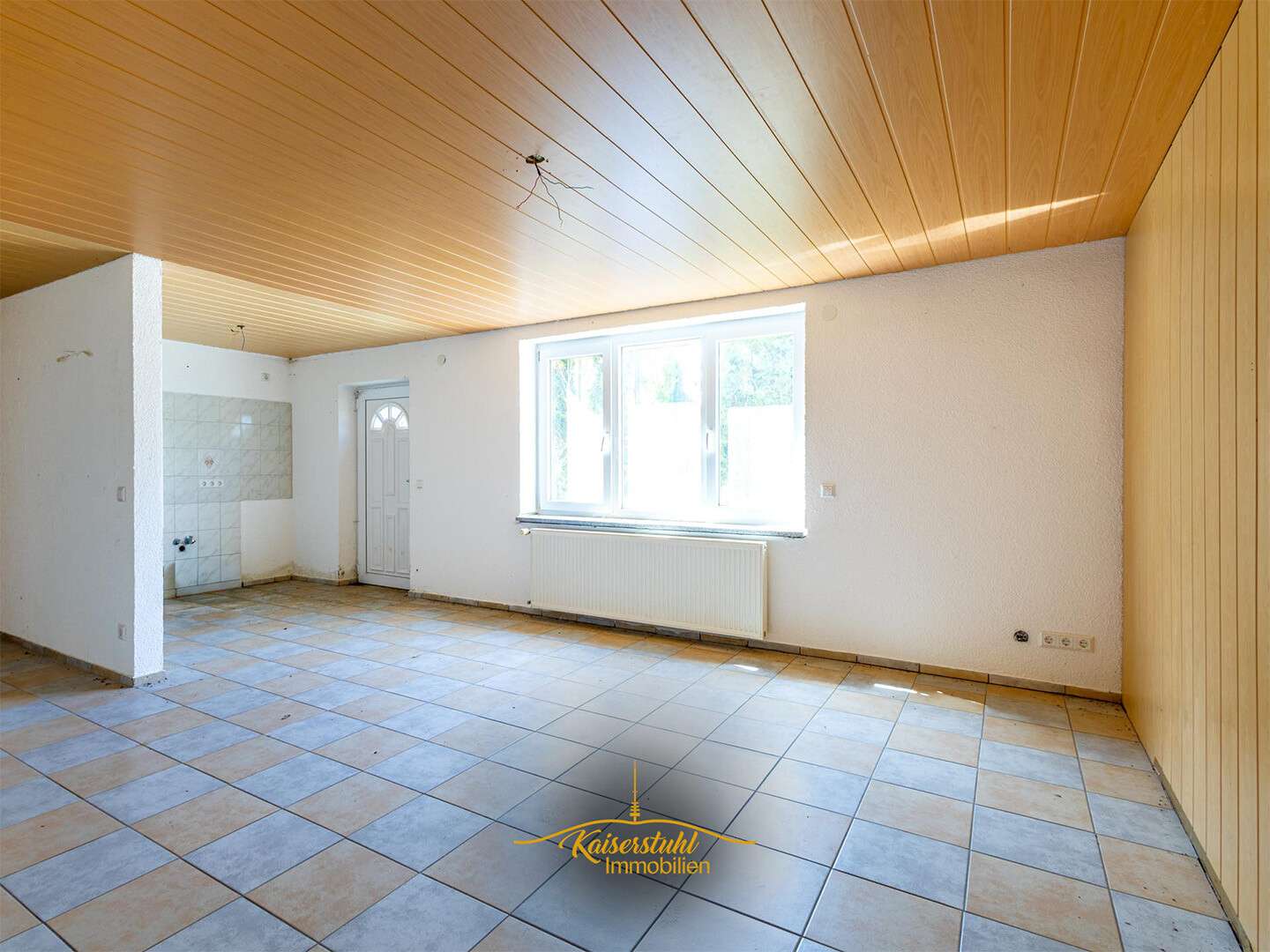 2-Zimmer-Souterrainwohnung mit großzügiger Terrasse und eigenem Stellplatz, Breisgau Hochschwarzwald Kreis – Bild 1