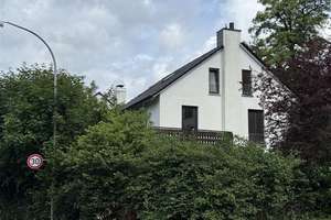 Viel Platz für die Familie/// Familienhaus mit Garten und Garage in 66117 Saarbrücken zu verkaufen – Die vollständige Adresse der Immobilie erhältst du vom Anbieter., 66117 Alt-Saarbrücken, Saarbrücken – Vorschaubild 1