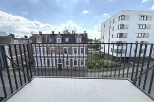 Schöner Neubau: Gut ausgestattete 3 Zi.-Wohnung mit EBK & Balkon