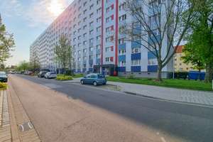 Viele Einkaufsmöglichkeiten und die Straßenbahn in der Nähe... – Otto-Baer-Straße 9, 39118 Reform, Magdeburg – Vorschaubild 7