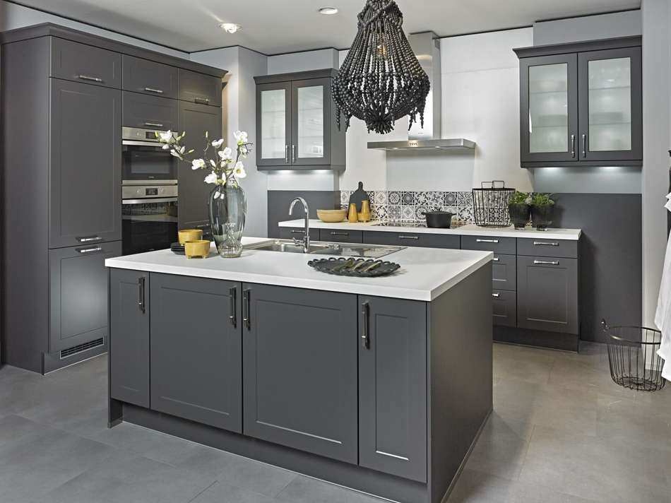 Elegante Küche in Grau-Weiß