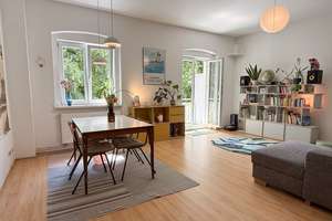 Charmante 3-Zimmer-Altbauwohnung mit zwei Balkonen und großem Gemeinschaftsgarten in Prenzlauer Berg