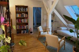 3-Zimmer-Dachgeschosswohnung mit Balkon in München-Moosach